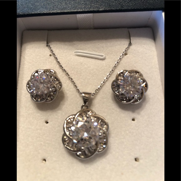 Shanta Jewelry Jewelry - NWT SHANTA Jewelry, set of stunning earrings and rhinestone pendant set.